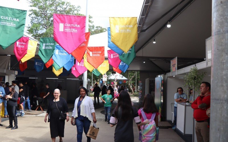 Feira do Livro de Novo Hamburgo comeÃ§ou nesta segunda-feira (9) na PraÃ§a do Imigrante