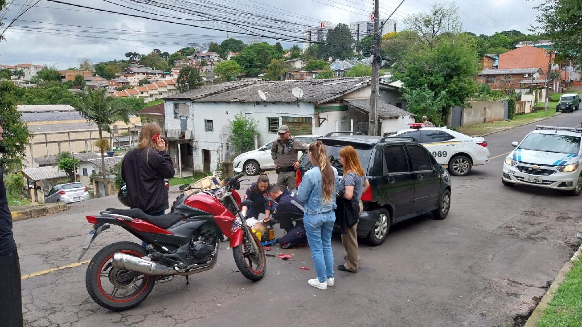 ACIDENTE DE TRÂNSITO: Motociclista fica ferido após acidente com carro em Novo Hamburgo