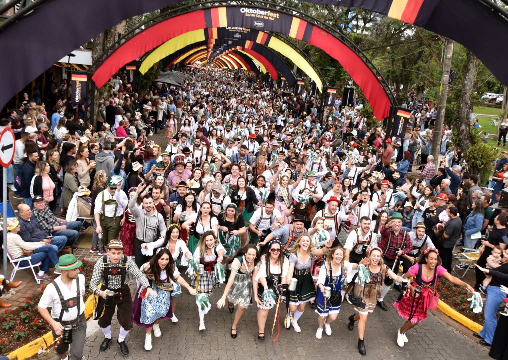 Oktoberfest de Santa Cruz chega a 100 mil visitantes nos primeiros quatro dias; veja fotos