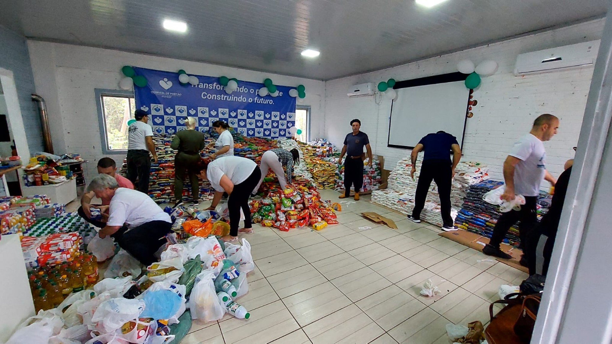 VoluntÃ¡rios do Hospital de PortÃ£o receberam milhares de quilos de alimentos doados durante a 19.Âª Volksfest