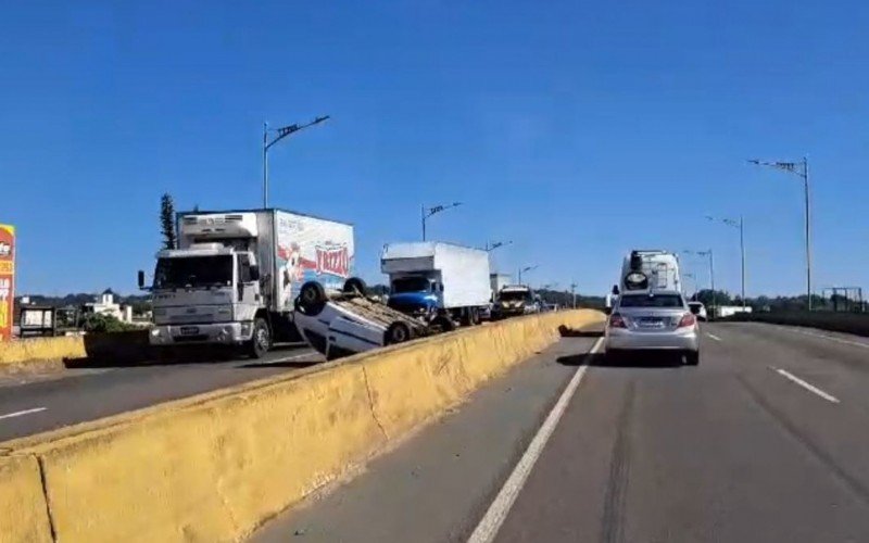 BR-116: Capotamento próximo ao viaduto da Avenida João Corrêa causa lentidão na rodovia; veja vídeo | Jornal NH