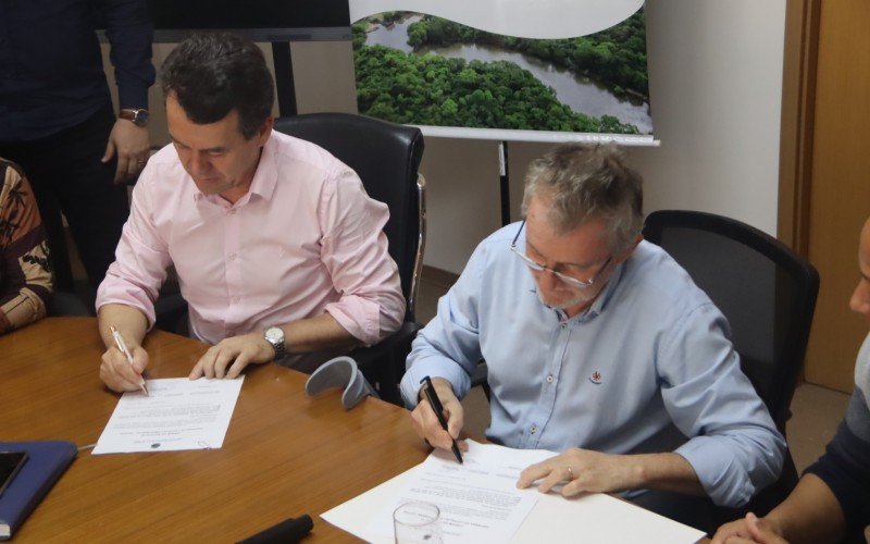 Prefeito Vanazzi assina ordem para reconstrução da via do Arroio Kruze