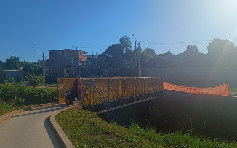 Motociclistas são flagrados utilizando a passarela do Kruze indevidamente