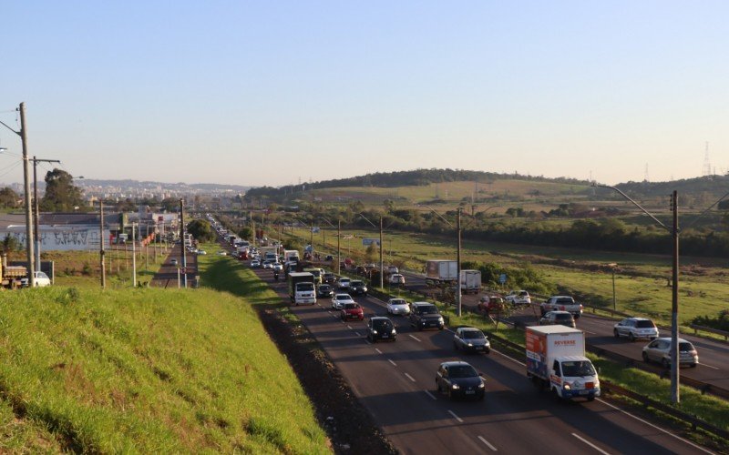 Engavetamento entre trÃªs veÃ­culos causa lentidÃ£o na BR-116, em Novo Hamburgo