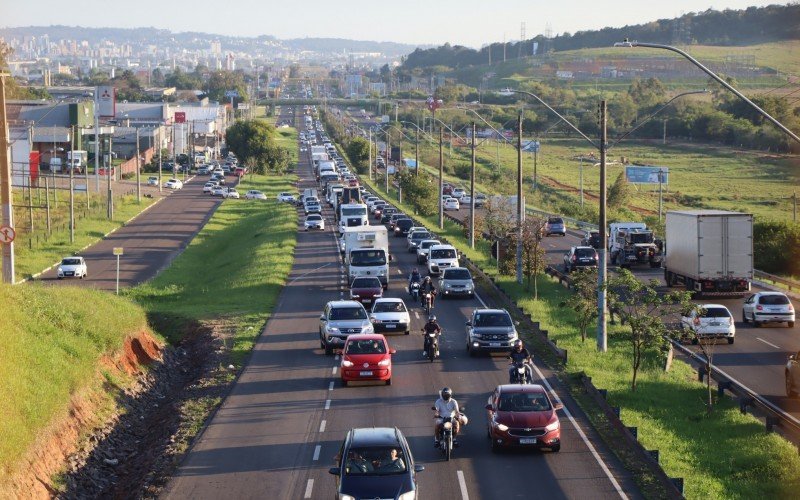Engavetamento entre três veículos causa lentidão na BR-116, em Novo Hamburgo | Jornal NH