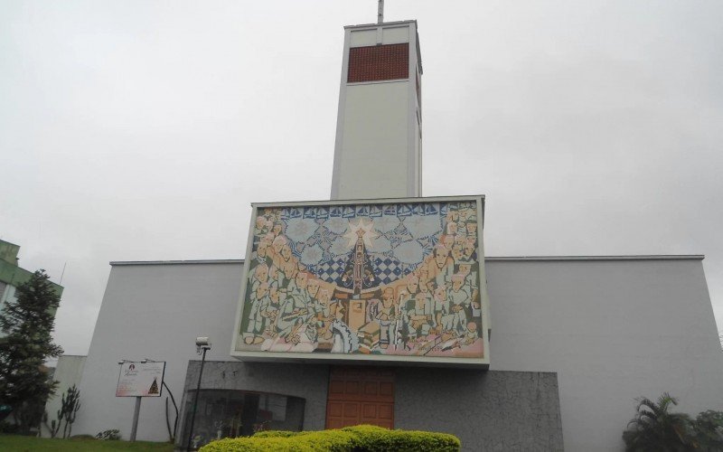 A paróquia leva o mesmo nome da Nossa Senhora Aparecida, homenageada pelo feriado