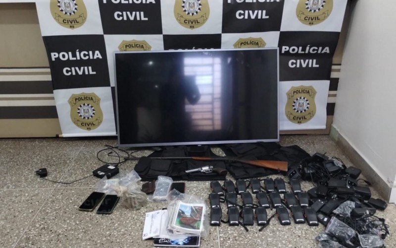  Foram apreendidos diversos telefones celulares, quantia em dinheiro, rÃ¡dios transmissores HT e trÃªs veÃ­culos