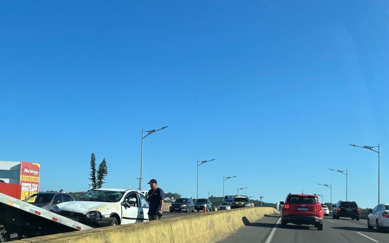 Por volta das 16h15, a PRF informou que o carro foi removido e o trÃ¢nsito liberado para trÃ¡fego. 