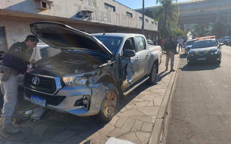 Jovem Ã© preso com Hilux furtada apÃ³s perseguiÃ§Ã£o em Novo Hamburgo