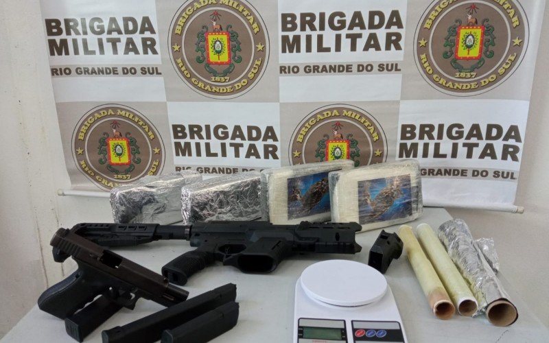 Cocaína, crack, pistola e carregadores foram encontrados com o preso