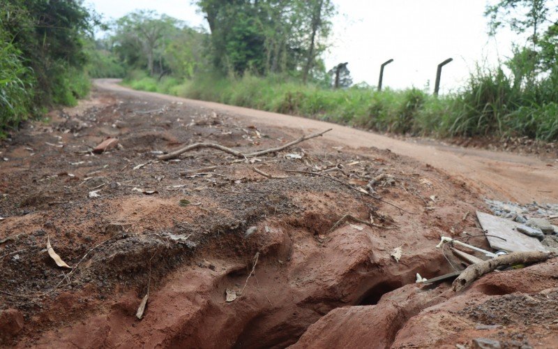 Crateras profundas na Estrada Francisco Waldemar Bohrer dificultam a circulação de veículos | Jornal NH