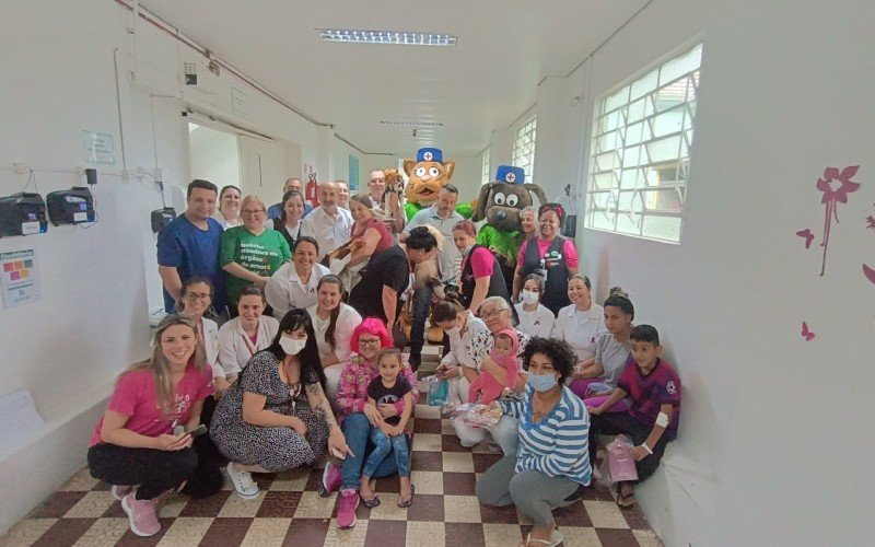 A visita dos animais do canil encantou a todos os que passavam pela ala pediátrica