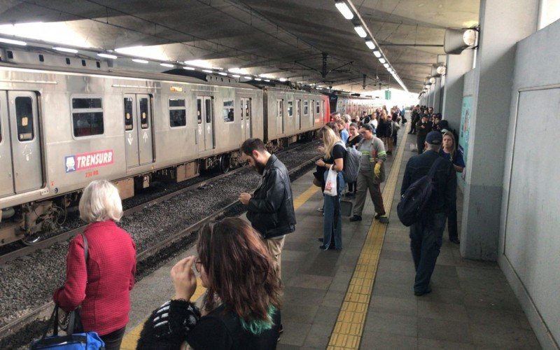 Trens estacionados em estaÃ§Ã£o apÃ³s 