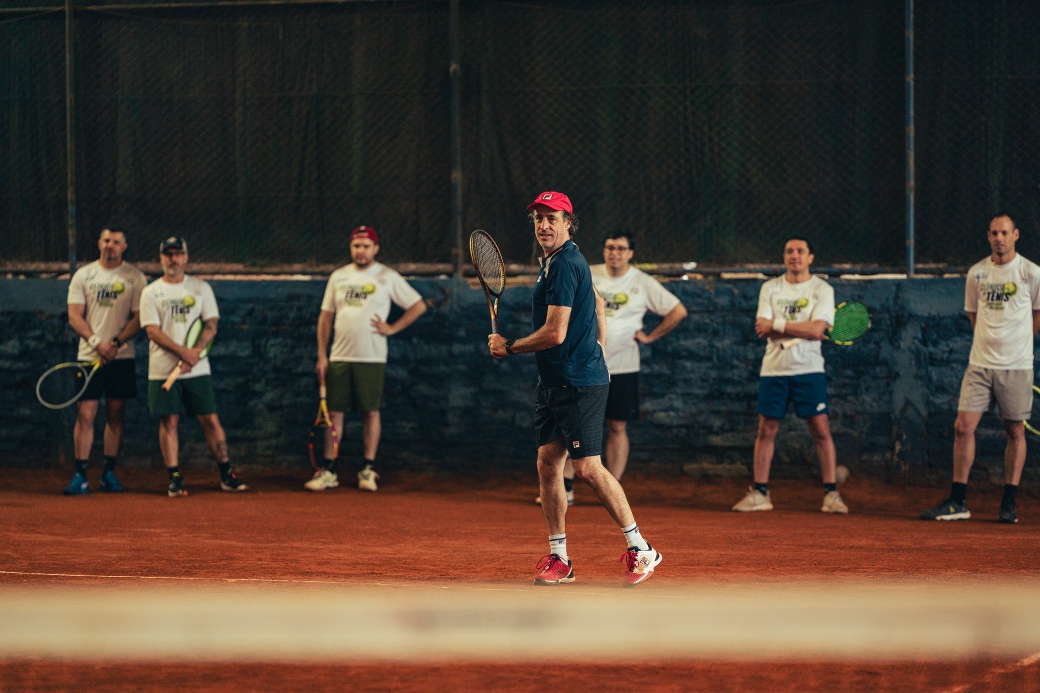 Meligeni entra em quadra com jogadores de tênis em Novo Hamburgo