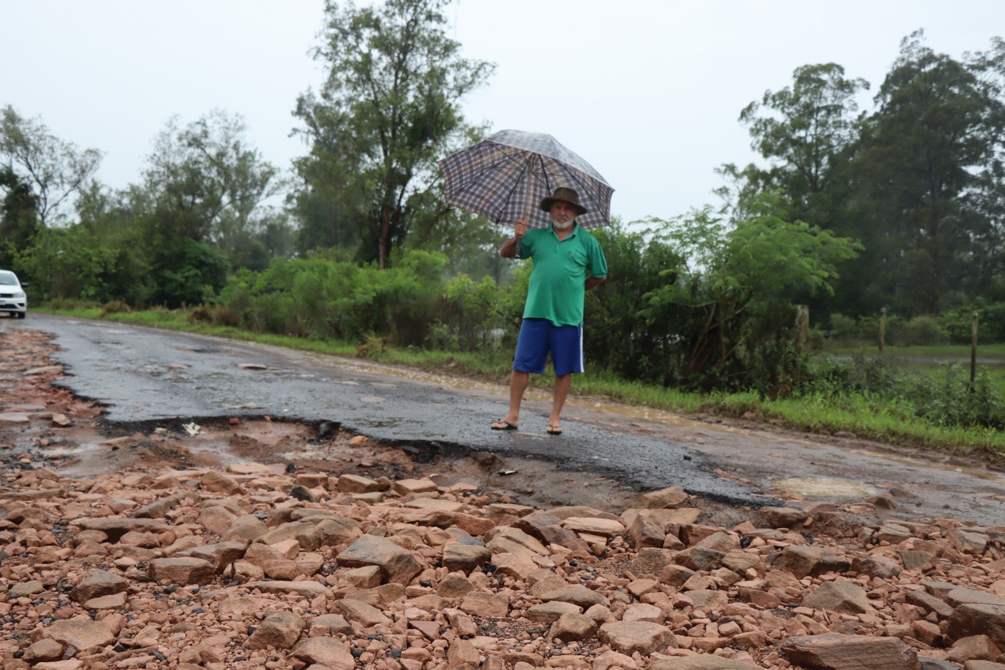 Estradas de Lomba Grande voltam a tirar do sério moradores e motoristas: "Crateras de meio metro de profundidade"