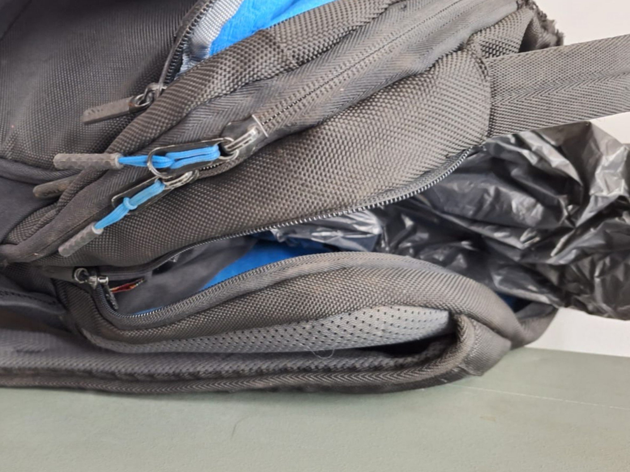Ladrão não aguenta peso e abandona mochila com objetos; o que tinha na sacola supreende
