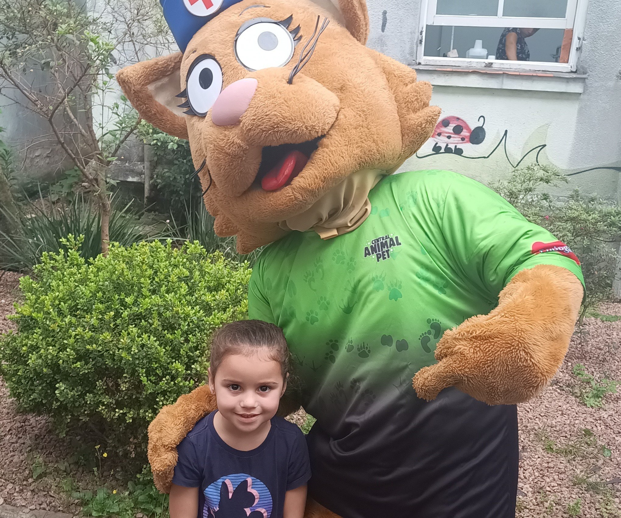 Sofia também se divertiu com o mascote da Central Pet