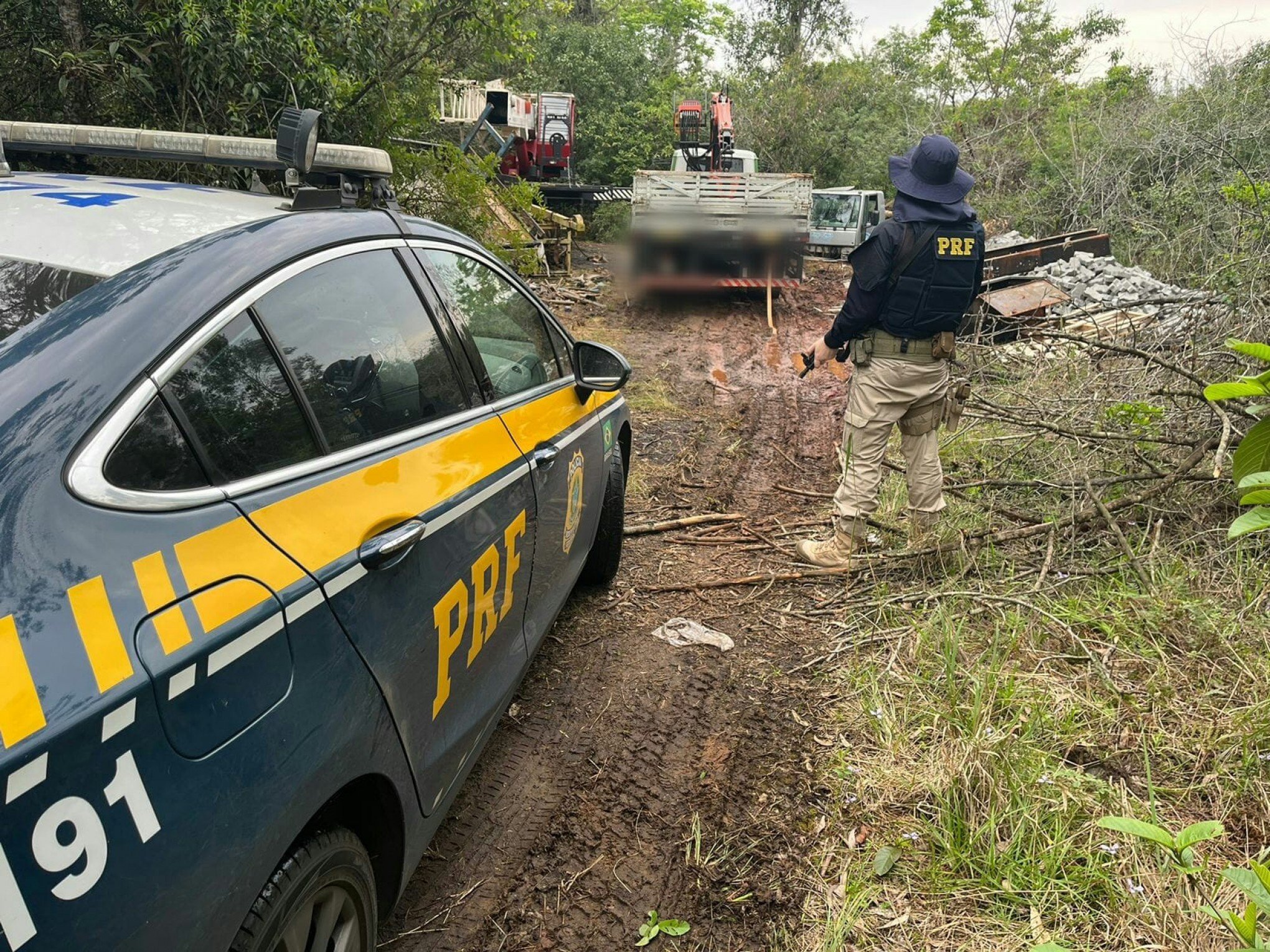 VÍDEO: Desmanche clandestino é descoberto após PRF recuperar caminhão furtado em Campo Bom
