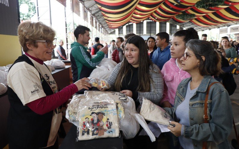 Professora Rosy Ridan Brittes (jaqueta jeans), voluntária há 20 anos, atenta às instruções passadas por Patrícia Wallauer (E), da comissão organizadora | Jornal NH