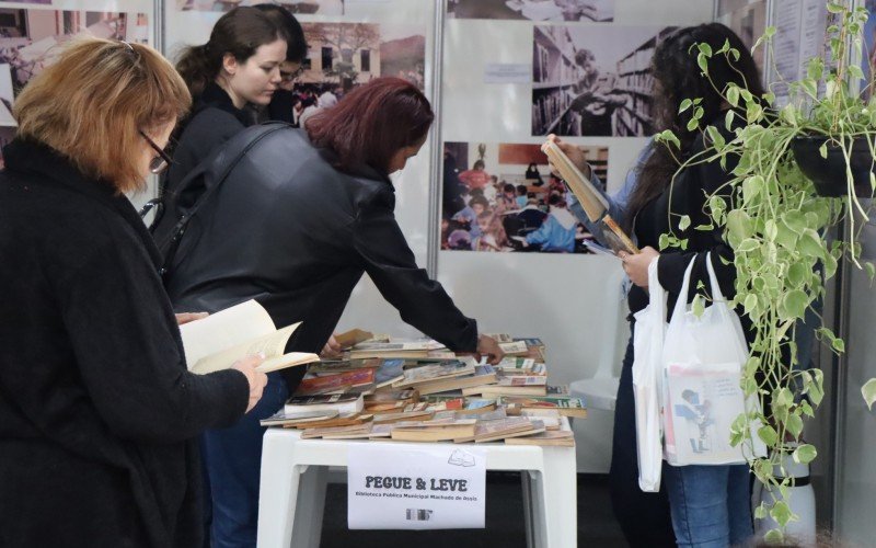 Espaço da Biblioteca Pública foi bastante concorrido com ação de doação de livros  | Jornal NH