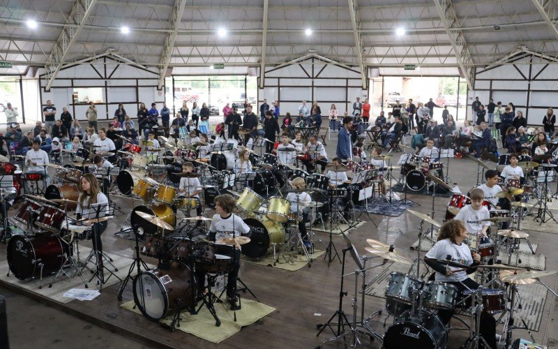 Encontro de bateristas kids reuniu cerca de 30 crianÃ§as 
