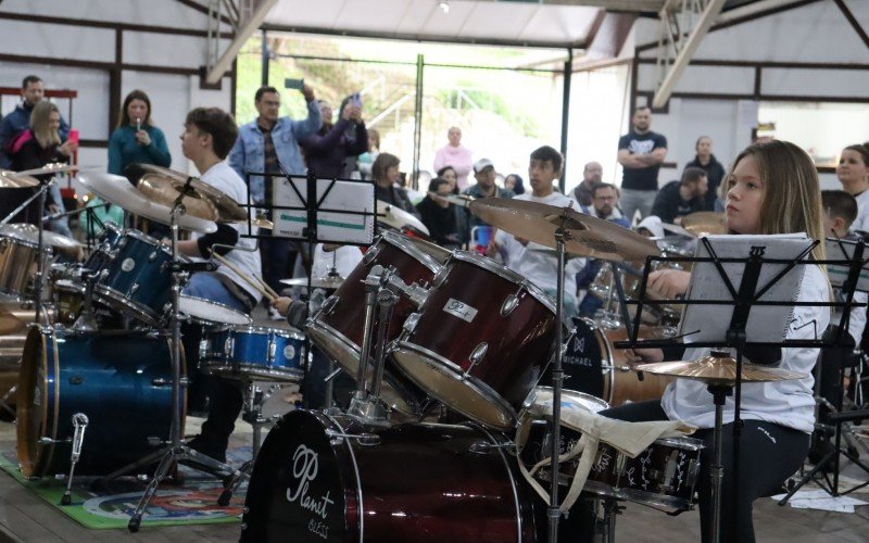 Encontro de bateristas kids reuniu cerca de 30 crianÃ§as 