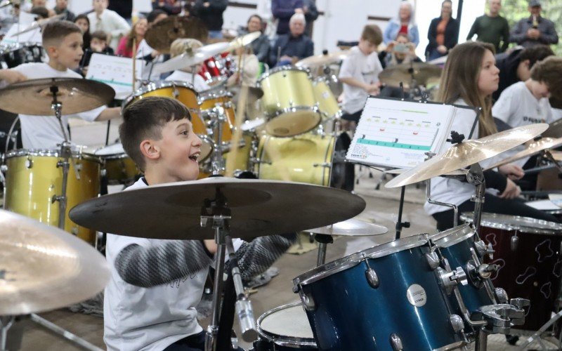 Encontro de bateristas kids reuniu cerca de 30 crianÃ§as 