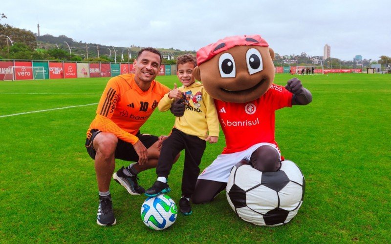 Alan Patrick com o filho e o Saci, mascote do clube