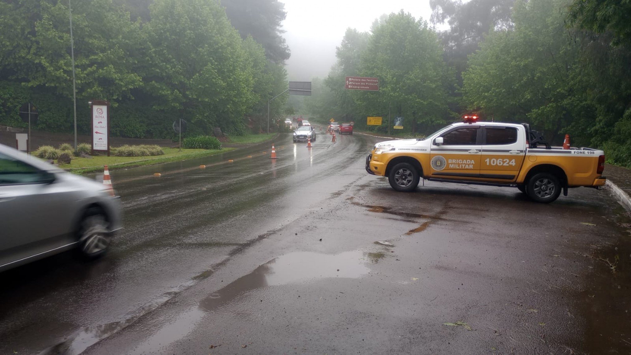 Queda de barreira bloqueia trânsito na RS-115 em Gramado; veja desvio