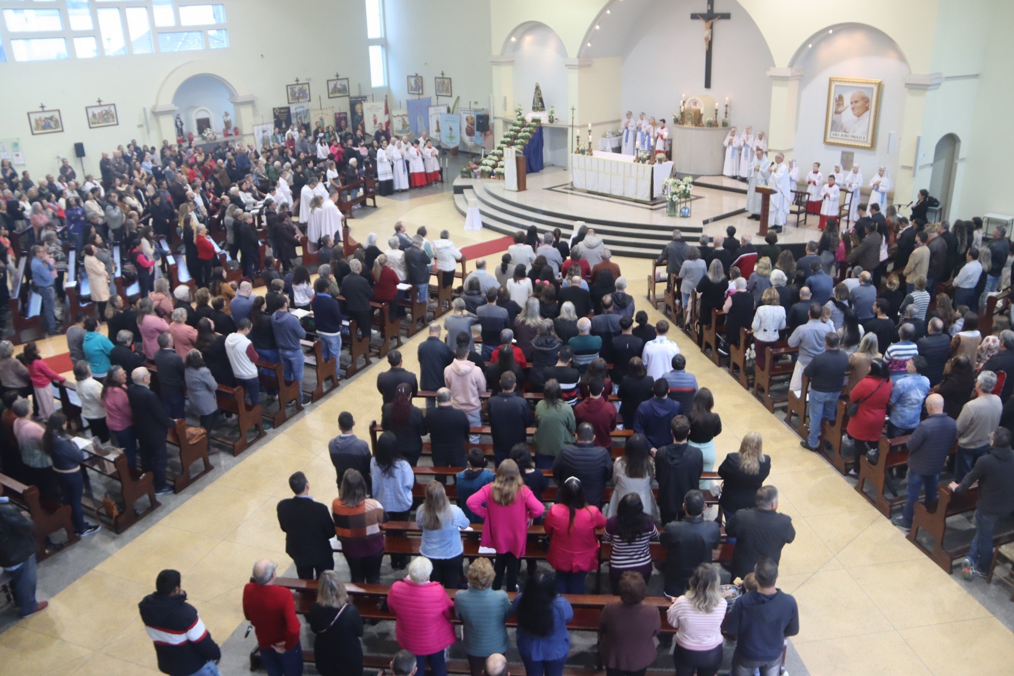 Missa Ã  Nossa Senhora Aparecida na parÃ³quia de mesmo nome, no bairro Scharlau