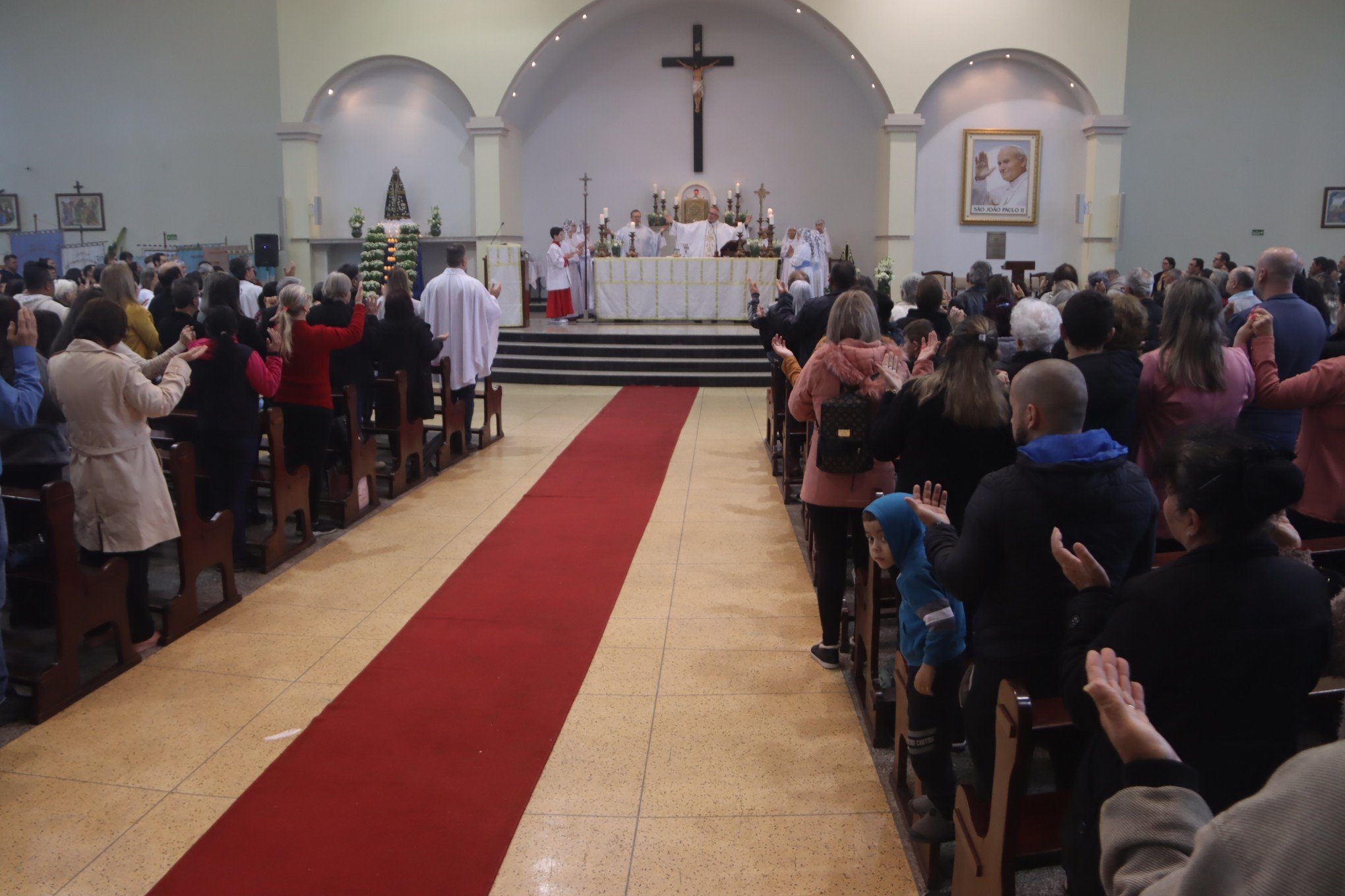 Missa Ã  Nossa Senhora Aparecida na parÃ³quia de mesmo nome, no bairro Scharlau