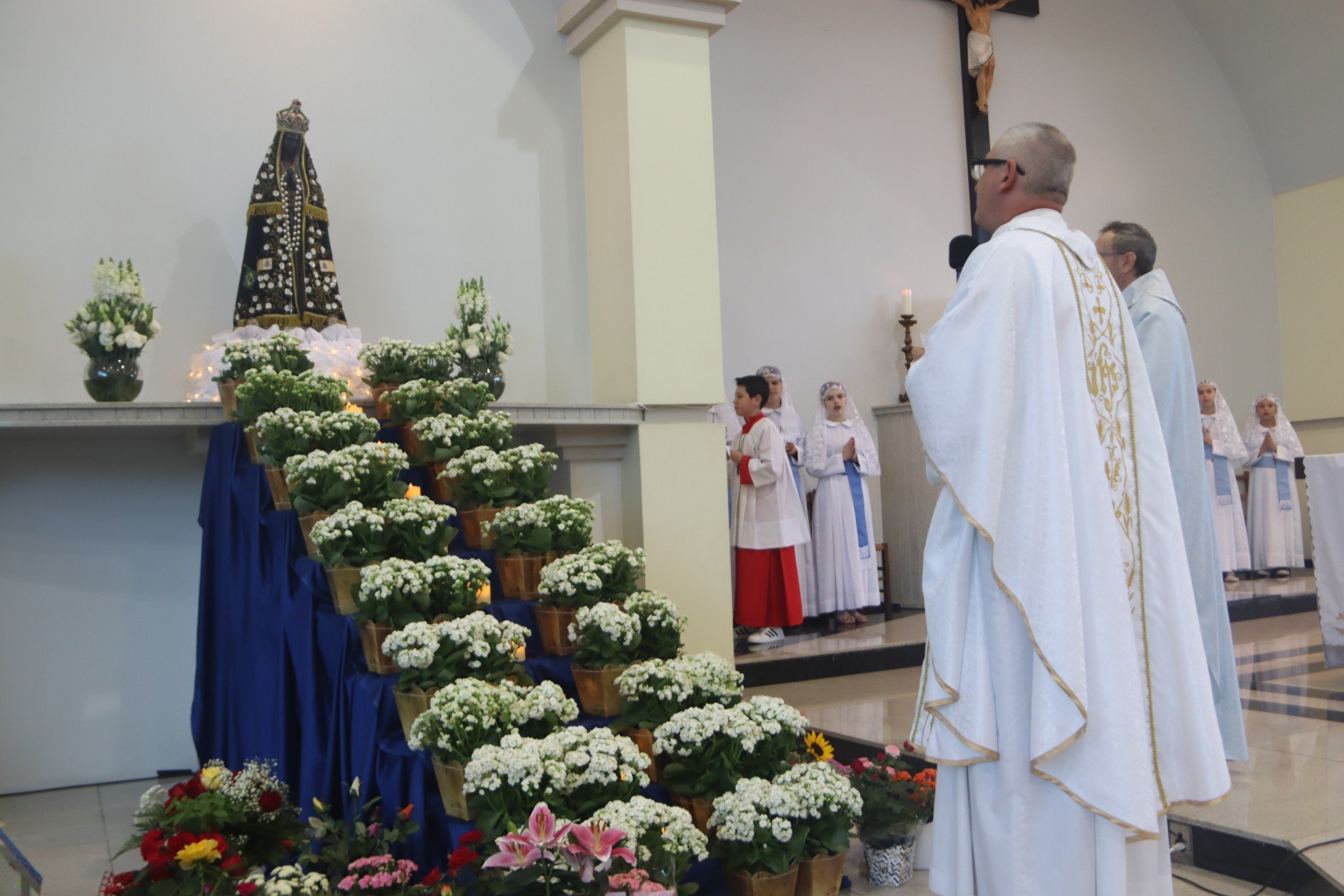 Missa Ã  Nossa Senhora Aparecida na parÃ³quia de mesmo nome, no bairro Scharlau