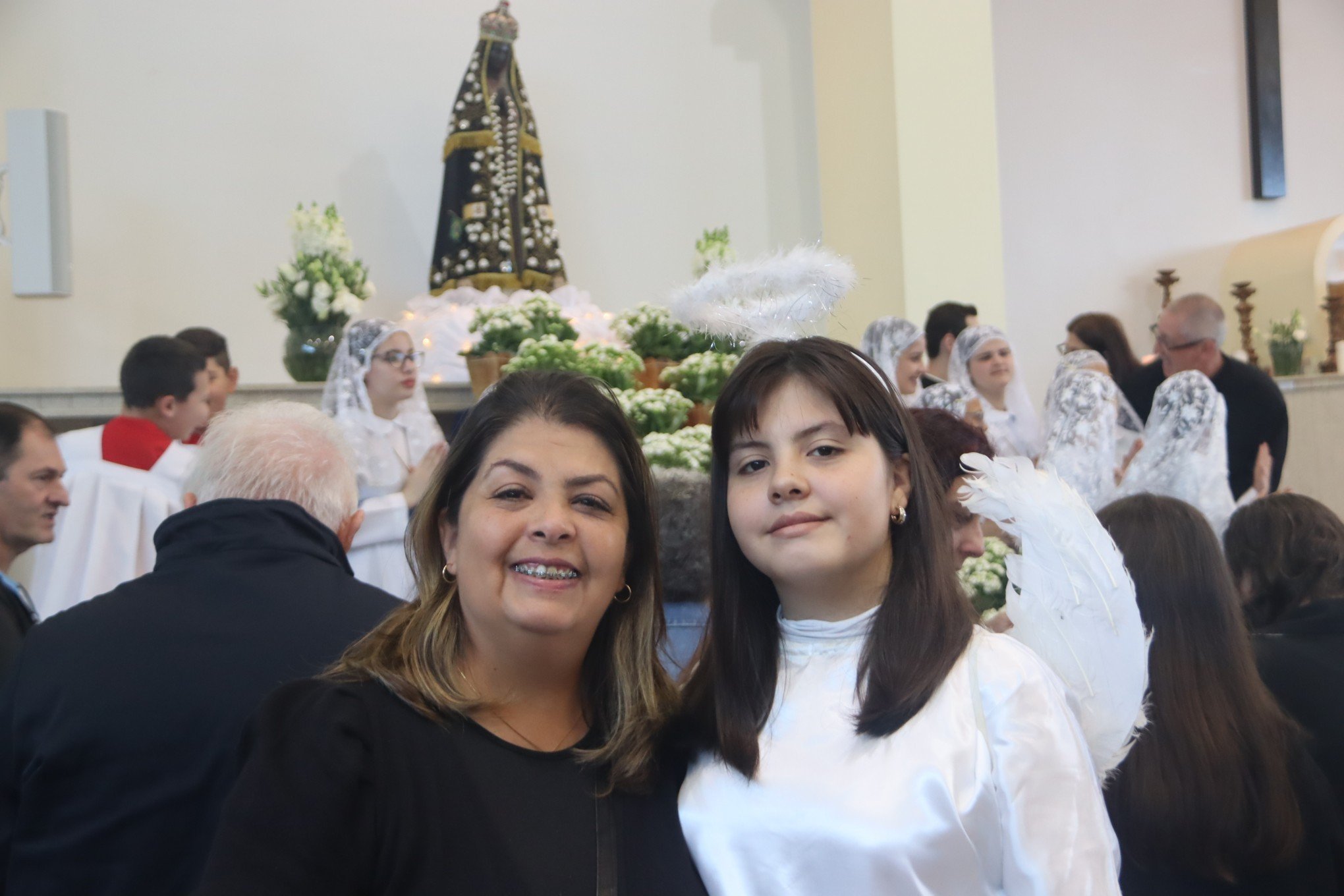 Missa Ã  Nossa Senhora Aparecida na parÃ³quia de mesmo nome, no bairro Scharlau - AndrÃ©ia e a filha Sophia