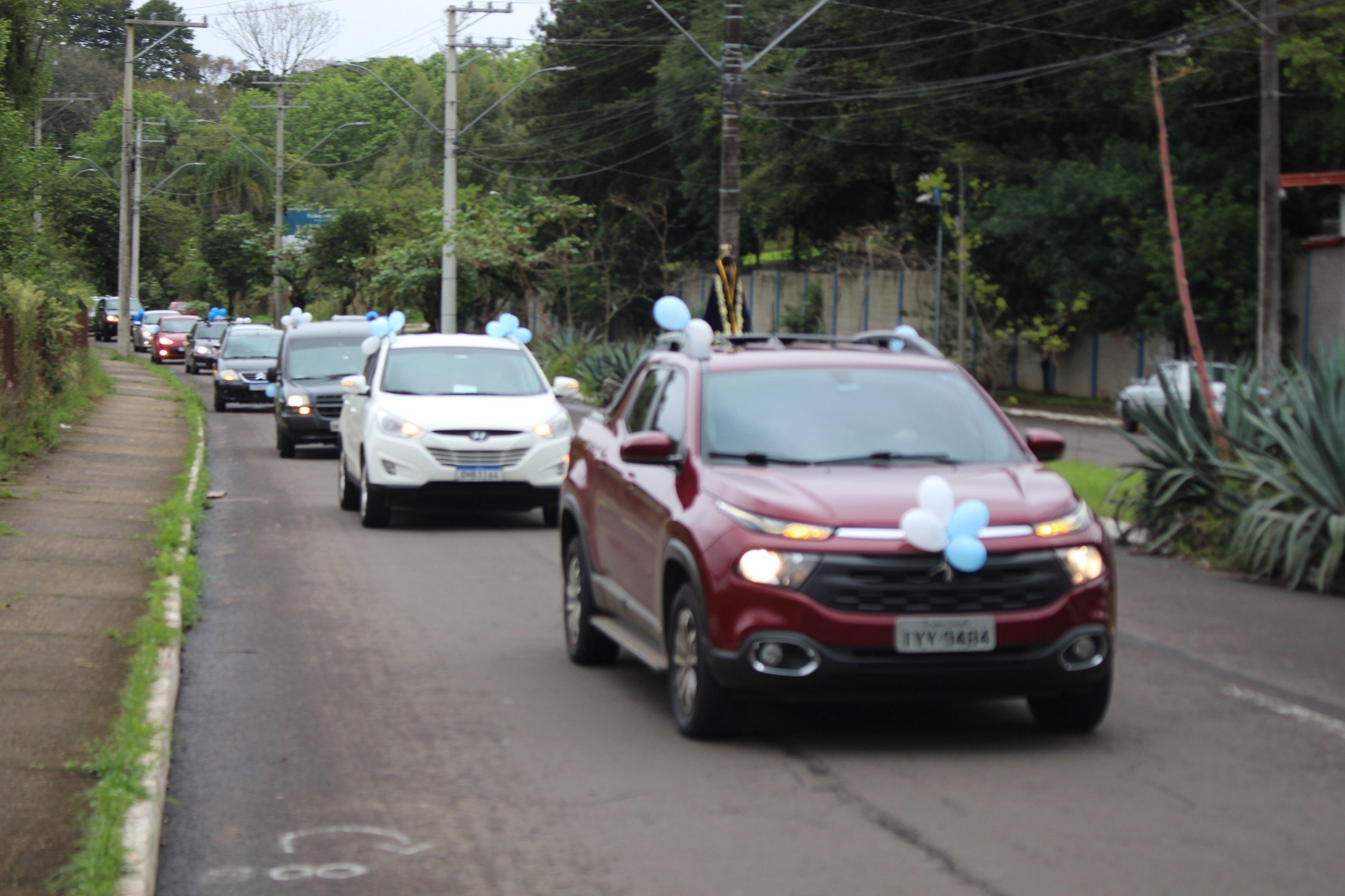 FiÃ©is celebram o Dia da Nossa Senhora Aparecida com carreata e missa