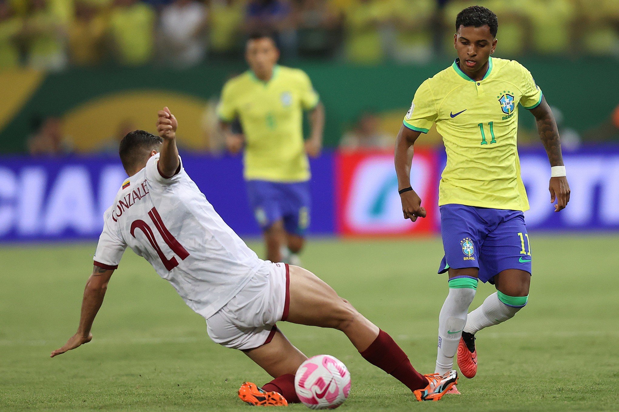 Brasil decepciona, Venezuela busca empate com golaço e impõe primeiro tropeço da Era Diniz