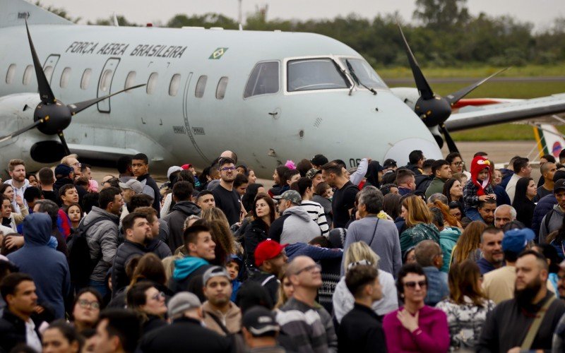 Multidão na Cidade do Avião