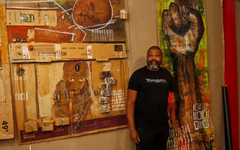 Paulo Corrêa cria obras a partir de material reciclável recolhido das ruas