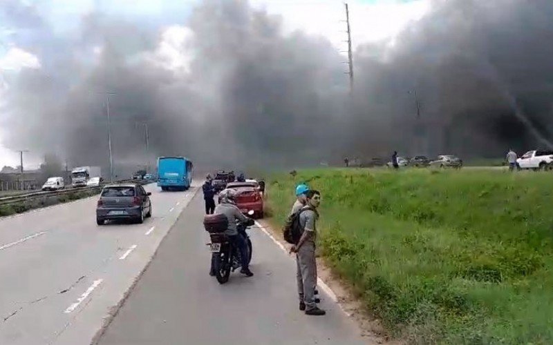 Incêndio atinge fábrica às margens da RS-118, em Sapucaia do Sul