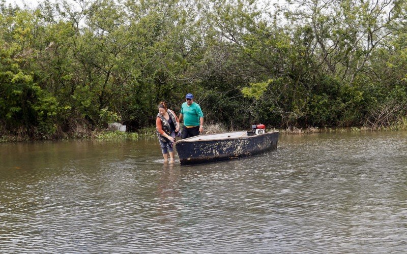 Cheia no Rio dos Sinos já dura mais de um mês, criando dificuldades para os moradores da área