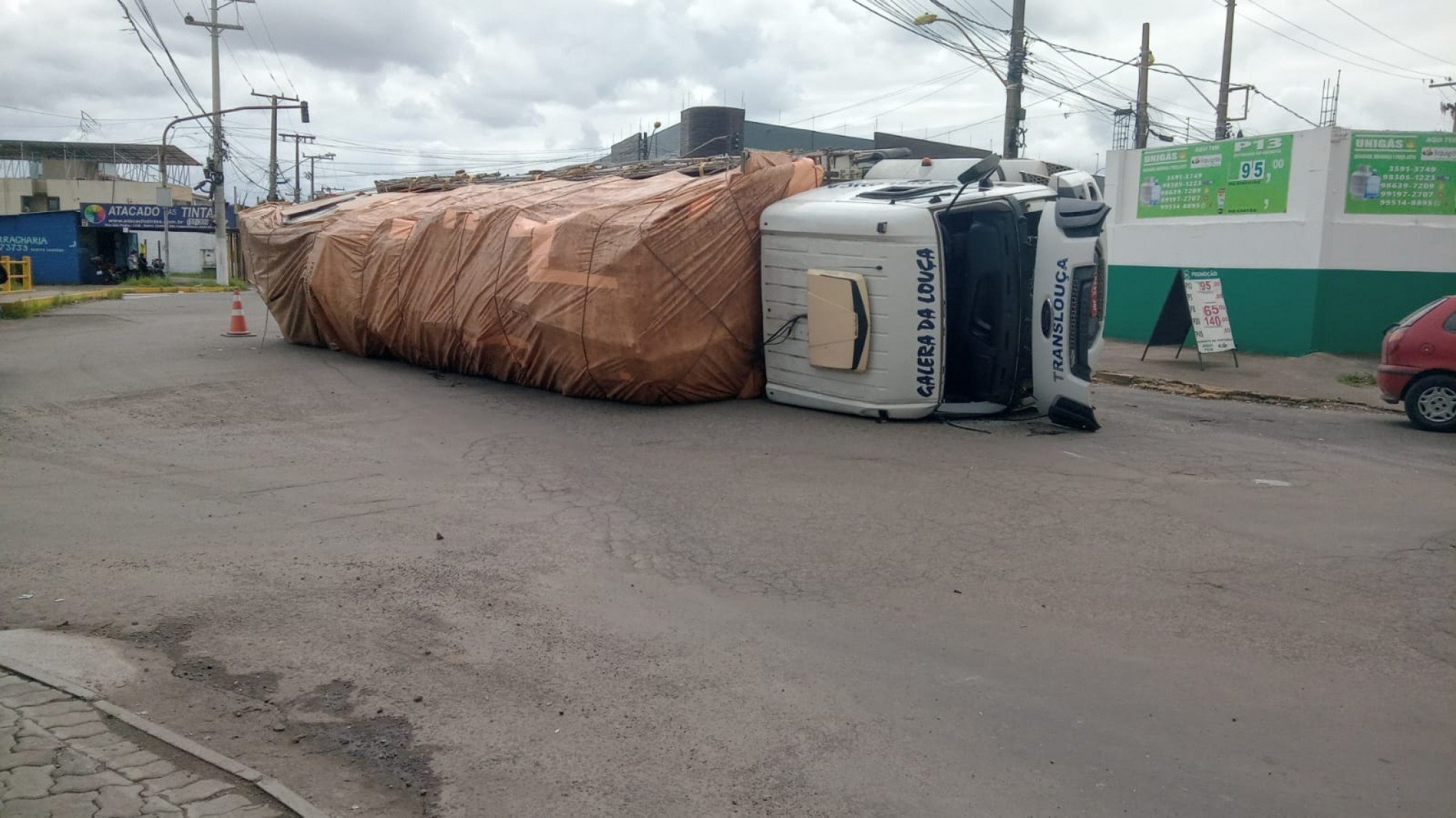 ACIDENTE DE TRÂNSITO: Caminhão tomba e deixa trânsito em meia pista