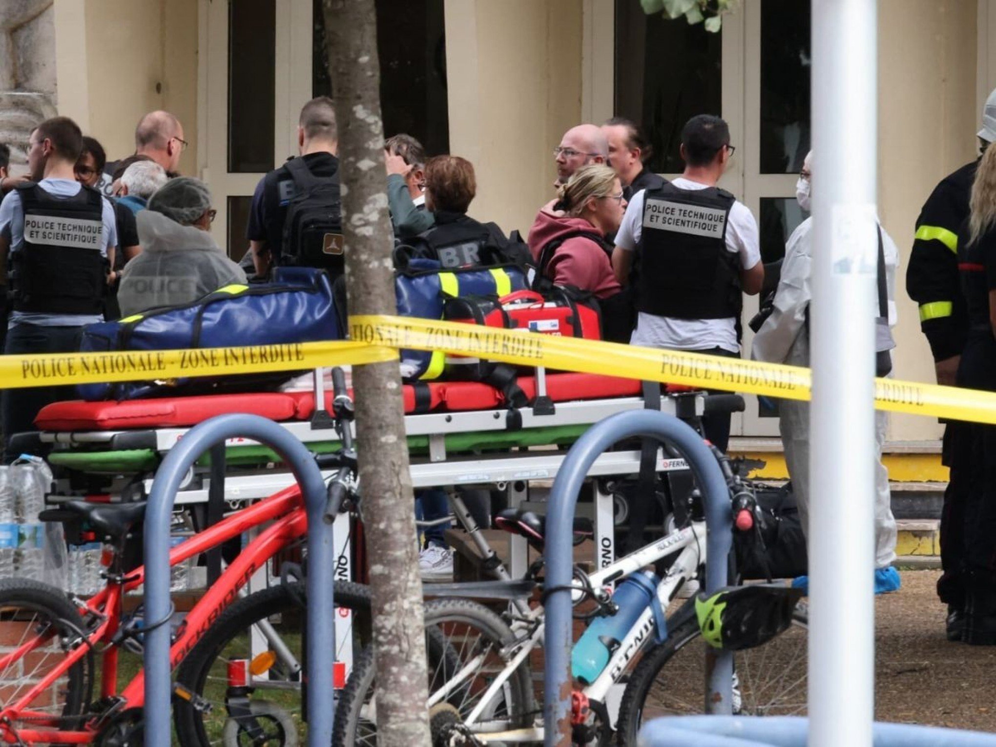 Ataque em escola da França mata professor a facadas e deixa diversos feridos