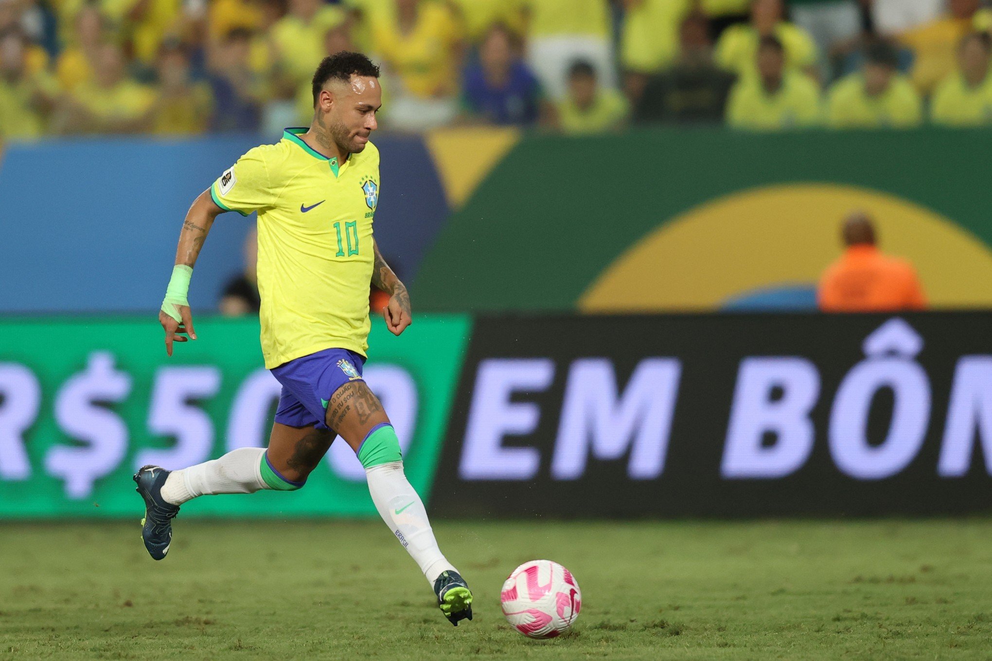 "Esse tipo de atitude eu condeno", diz Neymar após ser atingido por pipoca; veja o momento