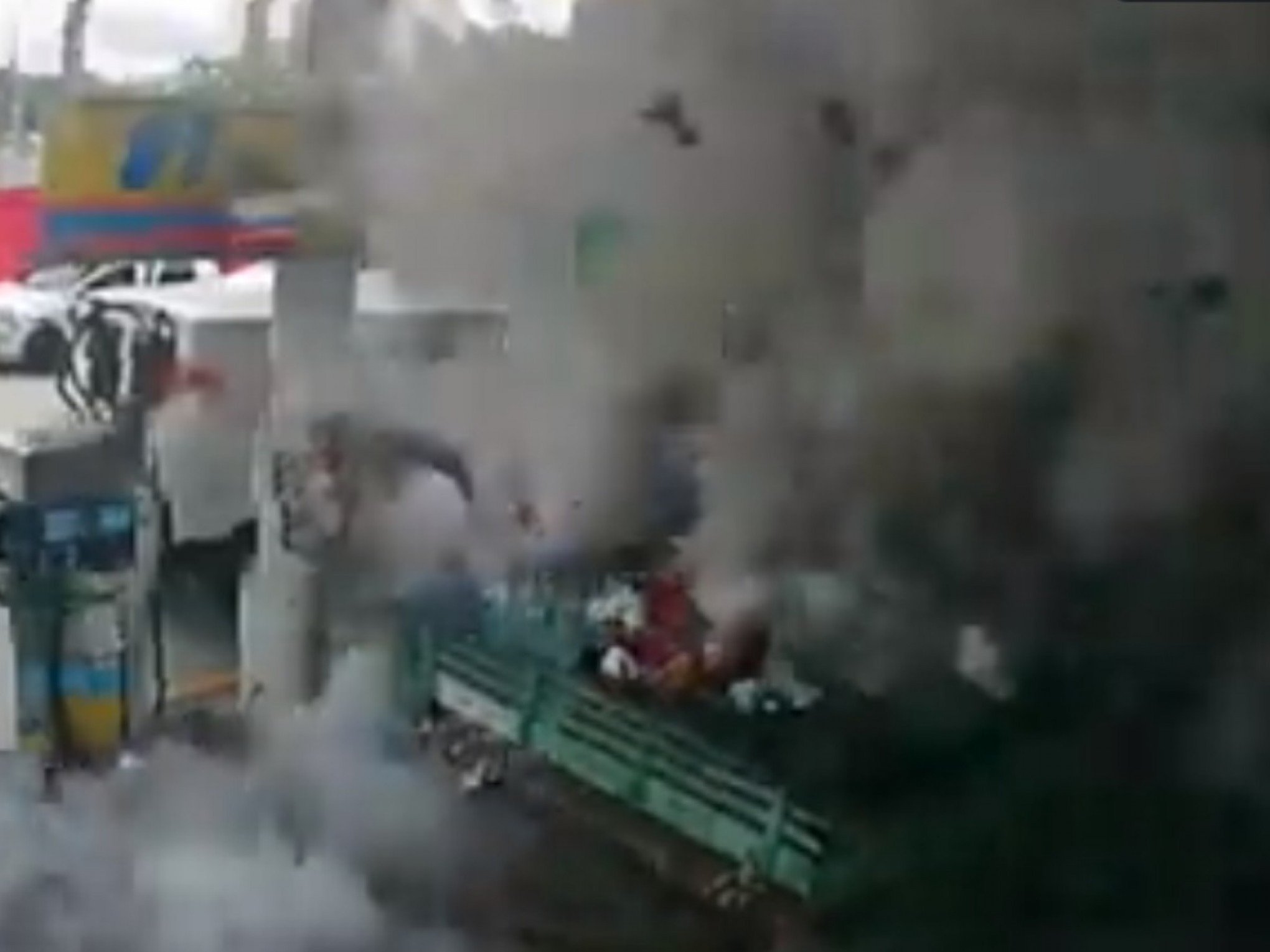 VÍDEO: Posto de combustível registra explosão durante abastecimento de veículo