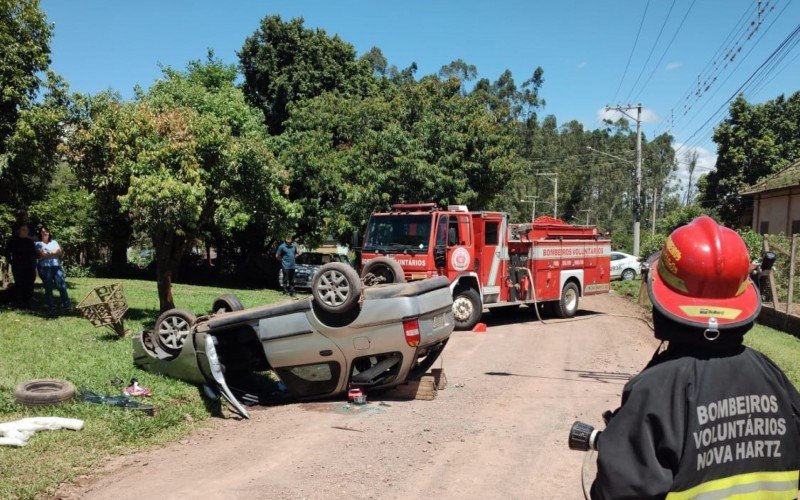 Bombeiros socorreram vítima que estava presa no veículo | Jornal NH