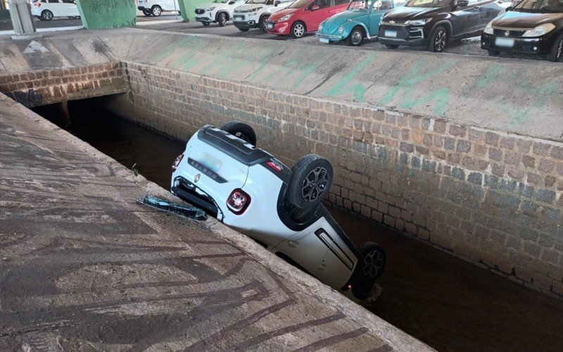 Motorista cai com Duster em valÃ£o de Canoas