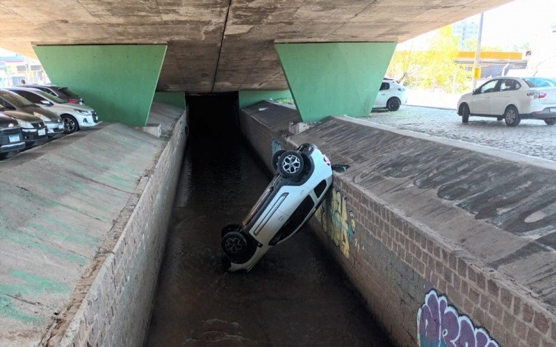 Motorista cai com Duster em valÃ£o de Canoas