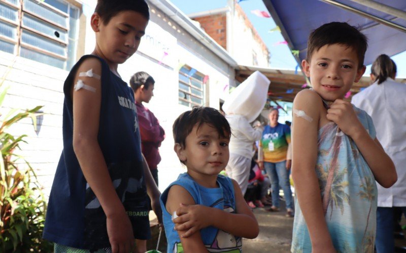 Jonas, 2 anos, Caleb, 8, e Jacson, 9, mostrando os "pics" das imunizações | Jornal NH