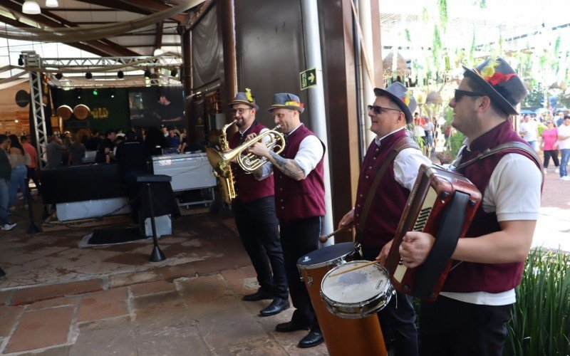 Movimento intenso neste sÃ¡bado no 2.Âº Festival da CachaÃ§a de Ivoti