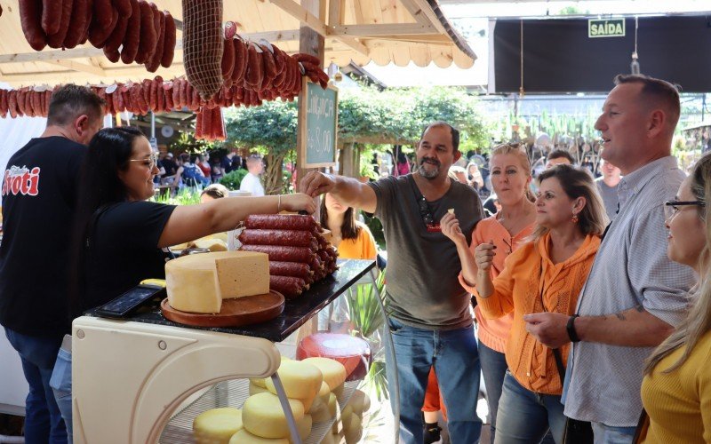 Grupo de amigos vindos de GuaÃ­ba aprovaram a receita do queijo com cachaÃ§a