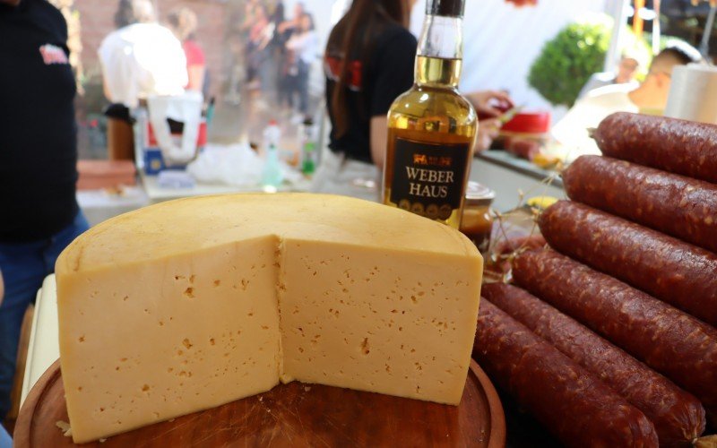 Queijo imerso em cachaça é receita nova no festival  | Jornal NH